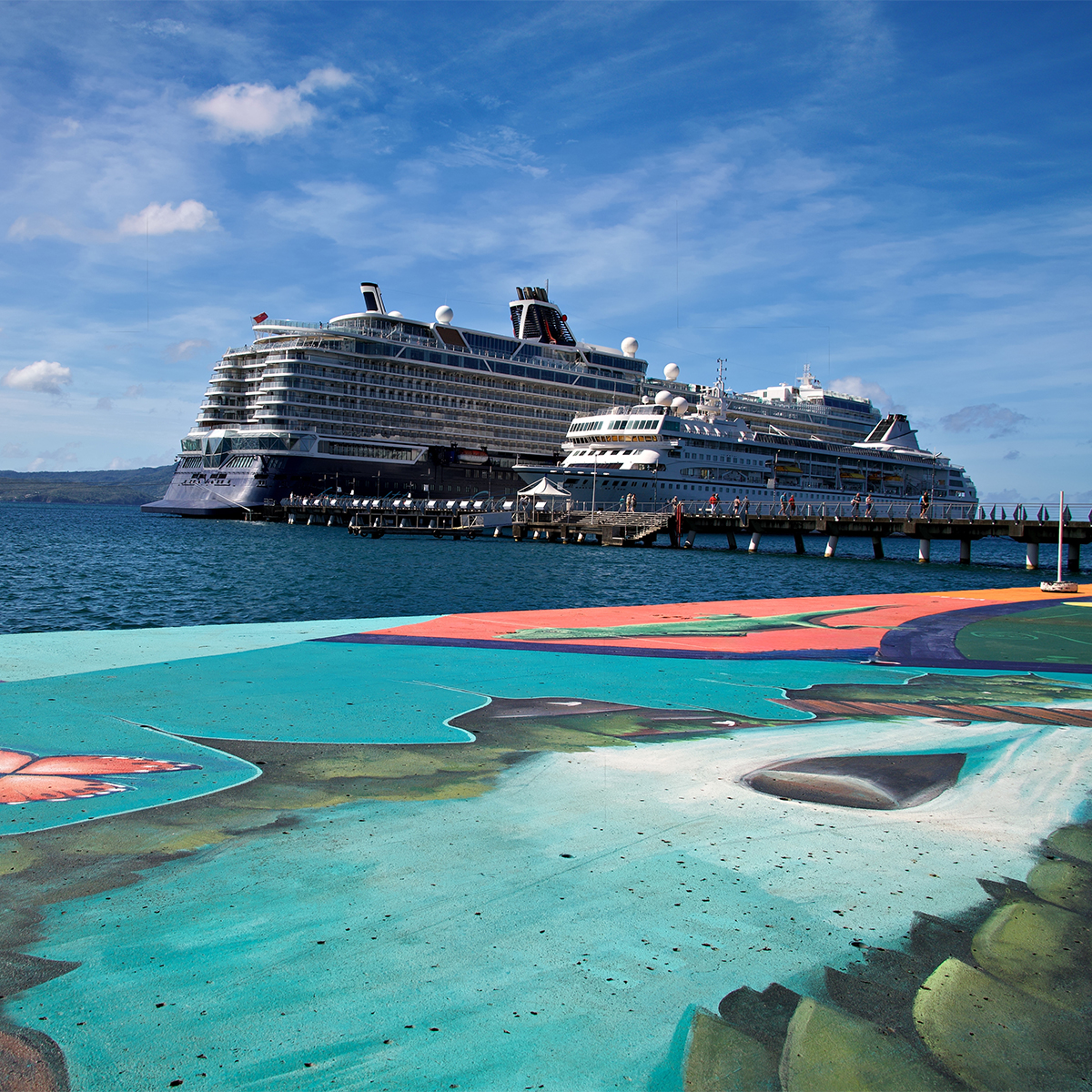 Eaux turquoise et navire de croisière en Martinique