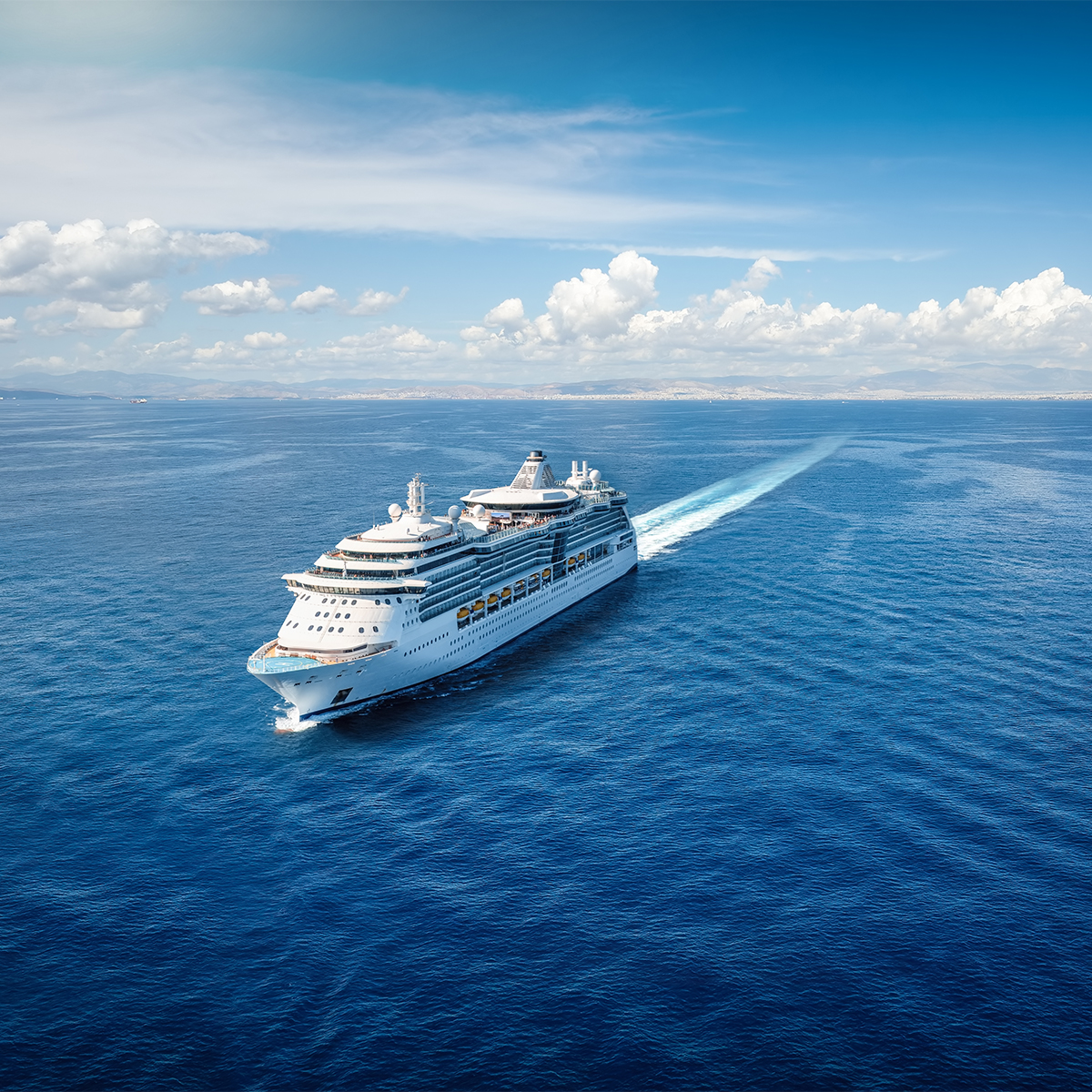 Paquebot de croisière à quai dans un port des Caraïbes